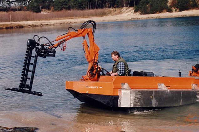 Mähboot am Ufer