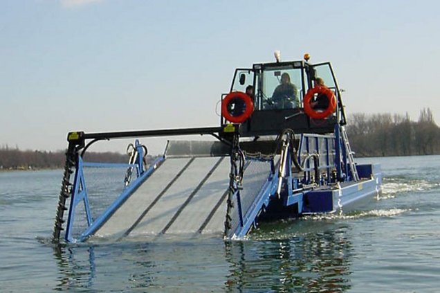 Mähboot im Wasser